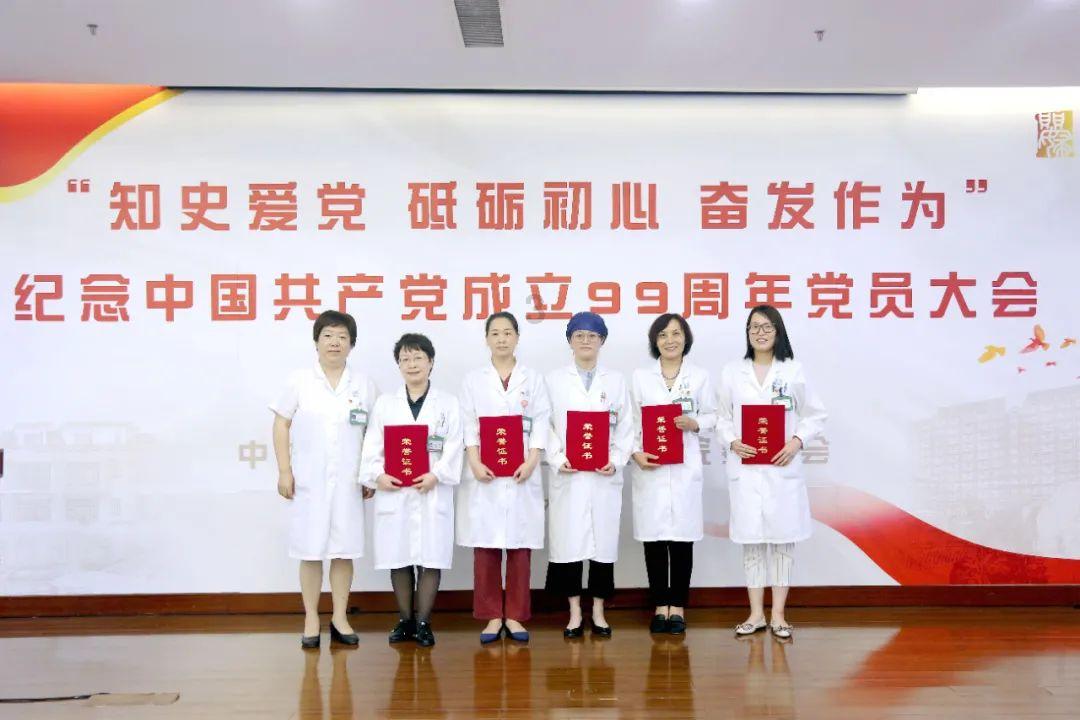 暖阳下的女孩们